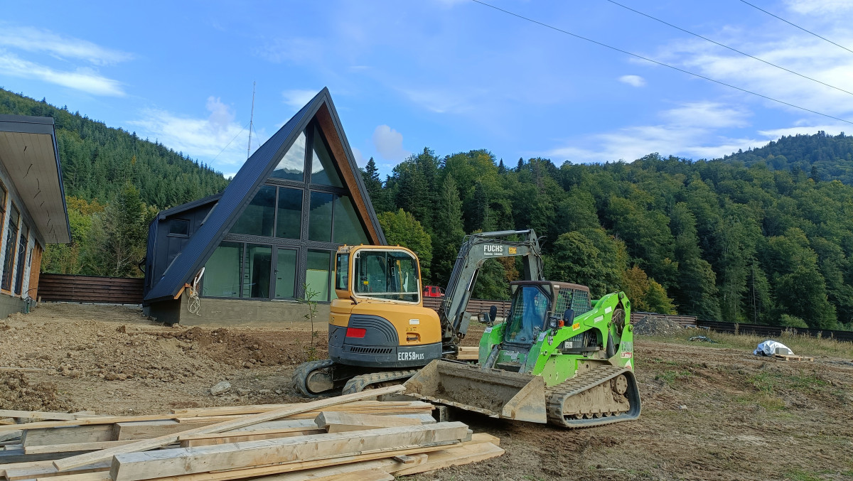 Escavator 7 T volvo , Bobcat t300 ,camion cu macara 14metri