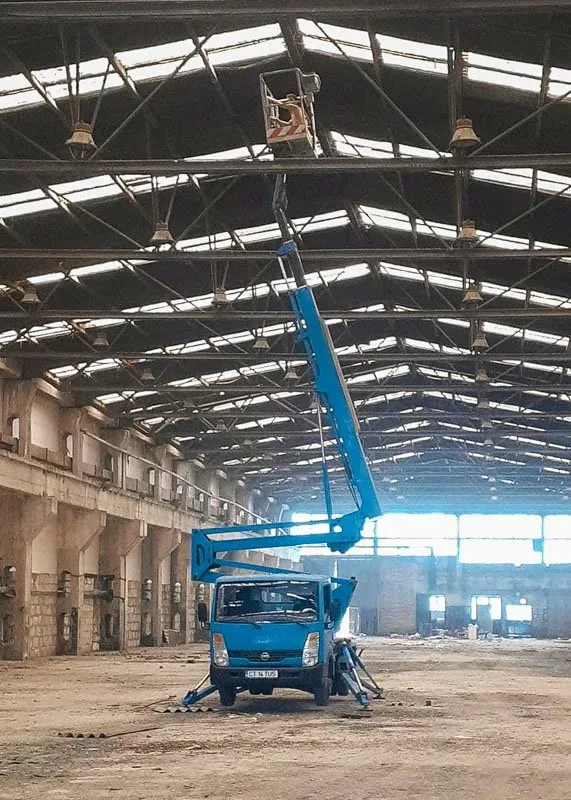 Închiriere nacelă pe camion 22 m, Nissan Cabstar cu Tecchio M22, Constanța